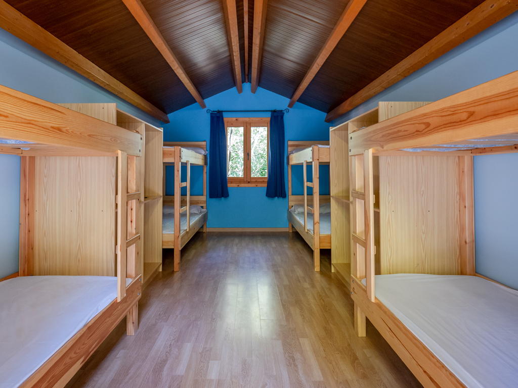 Empresa Océano Atlántico - Servicios - Campamento Saravillo Pirineos - Instalaciones Habitacion Albergue Los Vives - España - Aragón - Zaragoza