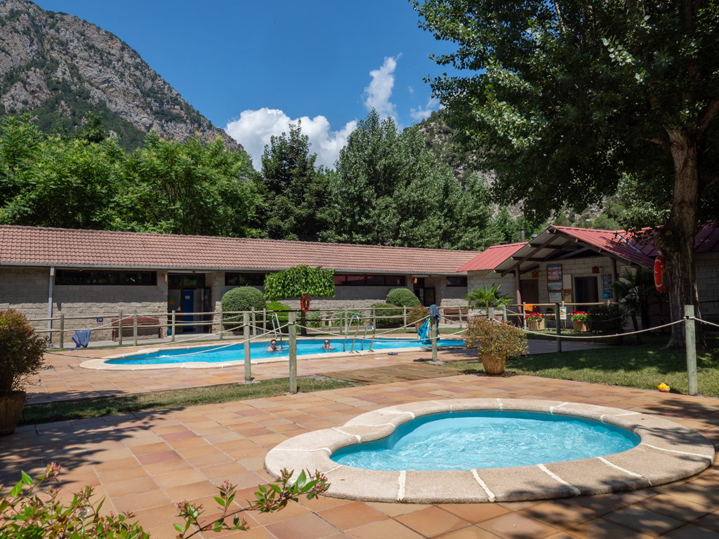 Empresa Océano Atlántico - Servicios - Campamento Saravillo Pirineos - Instalaciones Piscina Albergue Los Vives - España - Aragón - Zaragoza